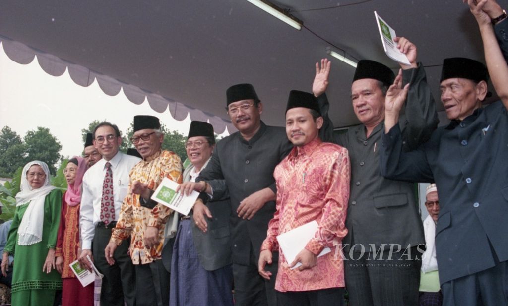 Para deklator PKB, di antaranya, dari kiri: Alwi Shihab, KH Cholil Bisri, KH Ma'ruf Amin (Ketua Dewan Syura), Muhaimin Iskandar (Sekjen), dan Matori Abdul Djalil (Ketua Umum) saat deklarasi PKB di kediaman Ketua Umum PB Nahdlatul Ulama Abdurrahman Wahid di Ciganjur, Jakarta, 23 Juli 1998. 