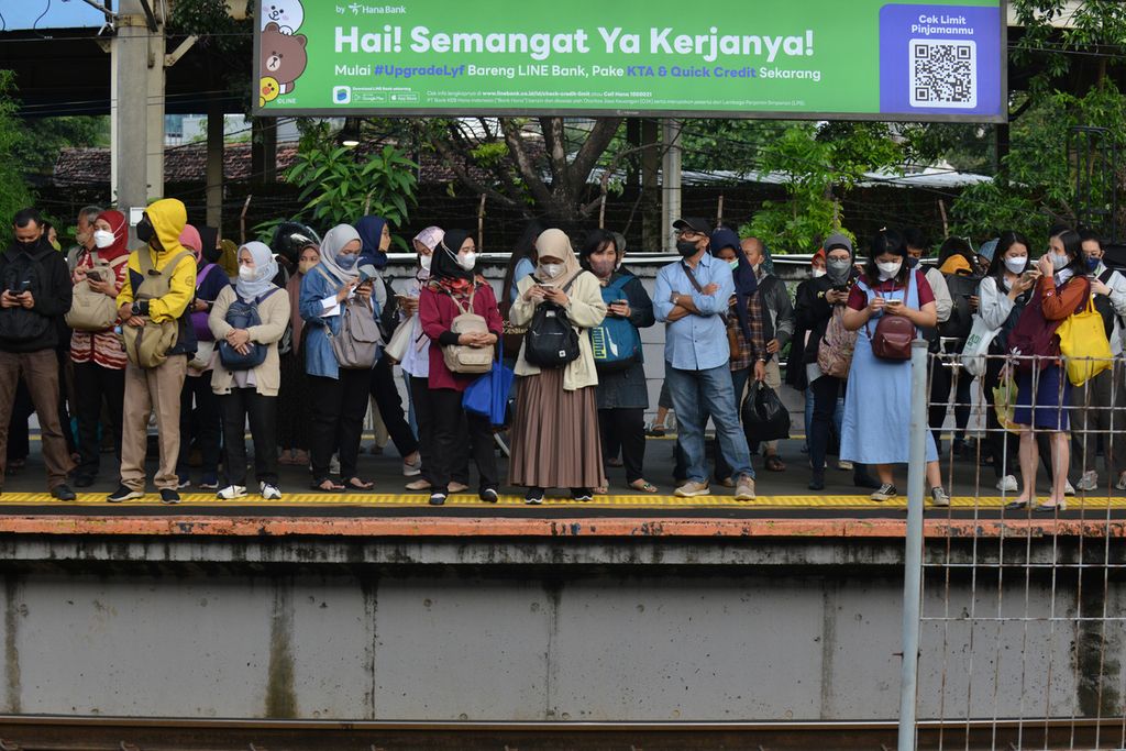 Calon penumpang kereta menunggu jadwal keberangkatan di Stasiun Tanah Abang, Jakarta Pusat, Selasa (28/2/2023). 
