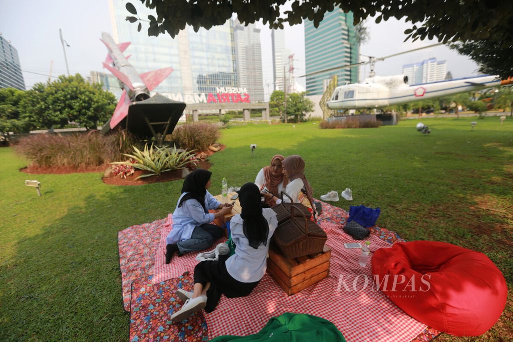 Pengunjung menikmati suasana piknik di Taman Sedjarah Satria Mandala di kompleks Museum Satria Mandala, Jakarta, Rabu (16/2/2022). 