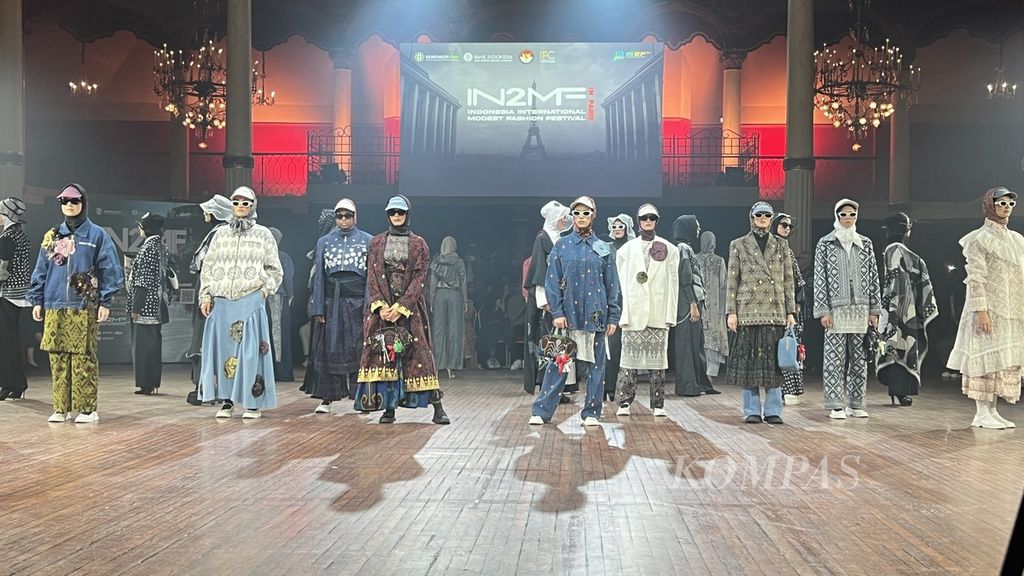 Koleksi sembilan desainer dan jenama Indonesia di Indonesia International Modest Fashion Festival di Salle Wagram, Paris, Perancis, Sabtu (7/9/2024).