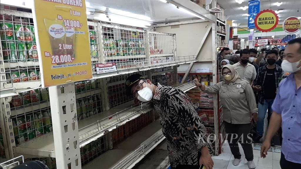 Bupati Banyumas Achmad Husein mengecek ketersediaan minyak goreng di Pusat Belanja Moro Purwokerto, Banyumas, Jawa Tengah, Sabtu (19/2/2022).