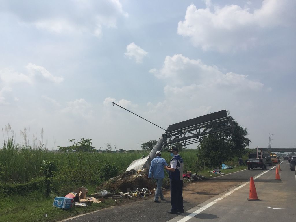 Lokasi kecelakaan di jalur A Kilometer 712 Jalan Tol Surabaya-Mojokerto, Jawa Timur, Senin (16/5/2022). Bus pariwisata PO Ardiansyah mengalami kecelakaan tunggal atau tidak melibatkan kendaraan lain dengan menabrak tiang VMS sehingga mengakibatkan 15 orang meninggal dan 19 orang terluka.