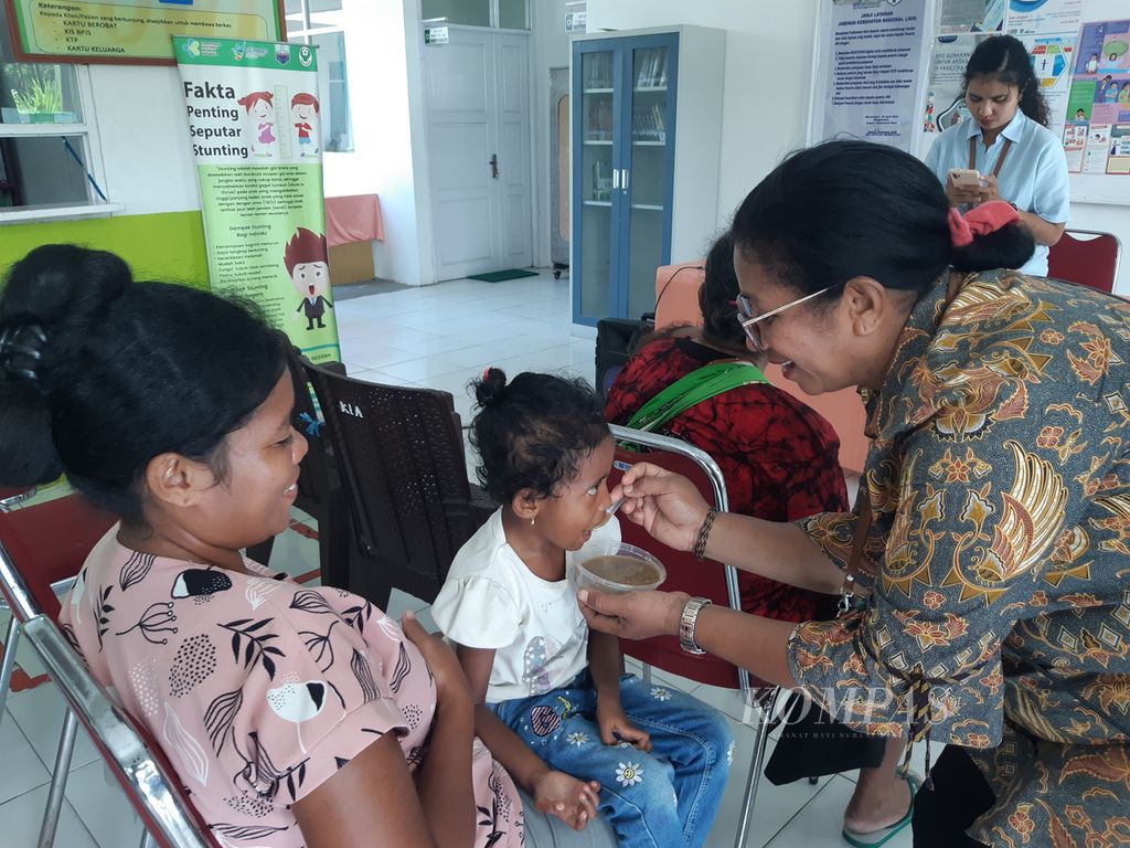 Kepala Puskesmas Sowi, Gerda Boseren, memberikan makanan tambahan bagi salah seorang anak dengan kondisi tubuh gizi kurang di Kabupaten Manokwari, Papua Barat, pada 29 September 2023. 