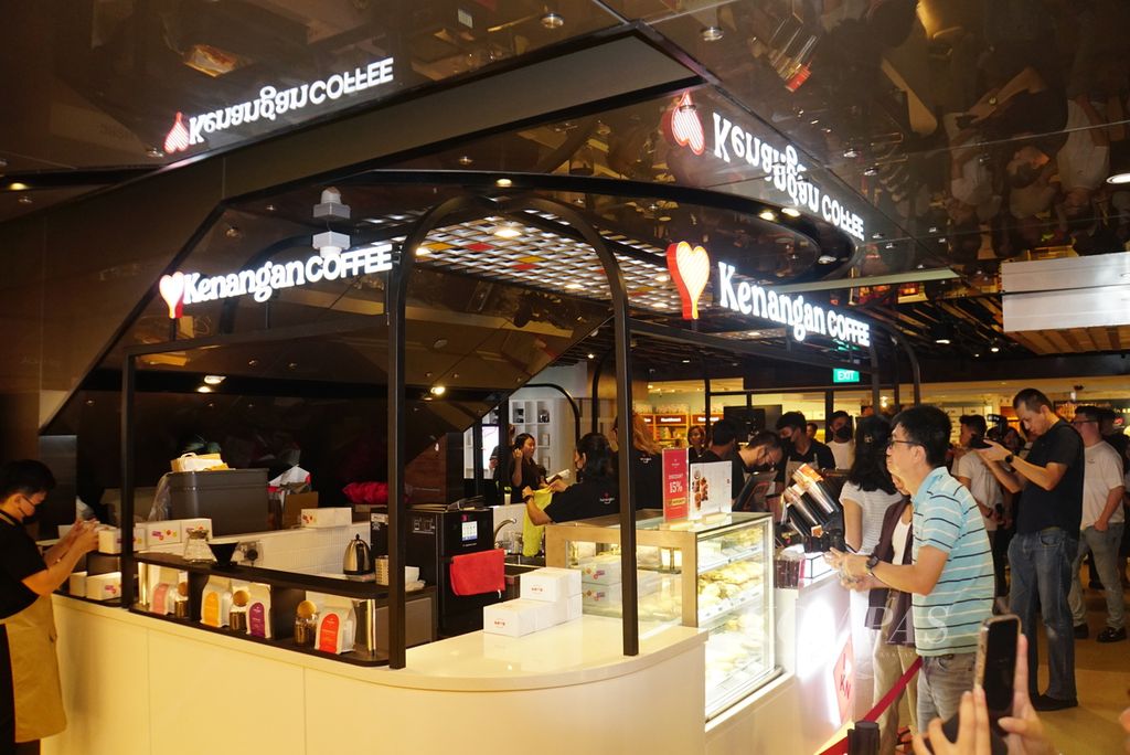 Gerai pertama Kenangan Coffee dibuka di lantai B1 mal Raffles City di daerah pusat kota Singapura, Selasa (26/9/2023). Sebelumnya, sebanyak 20 gerai jenama minuman berstatus unicorn pertama di Asia Tenggara itu dibuka di Malaysia sejak Oktober 2022.