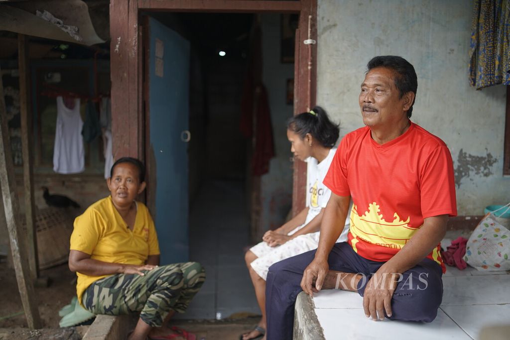 Ahmad Muslim (63) warga Karawang, Jawa Barat, saat ditemui di rumahnya pada Sabtu (4/2/2023). Ahmad sudah pasrah rumahnya dilanda banjir setiap tahun, karena rumahnya berdiri di atas tanah pengairan, kurang dari 20 meter dari bibir Citarum.