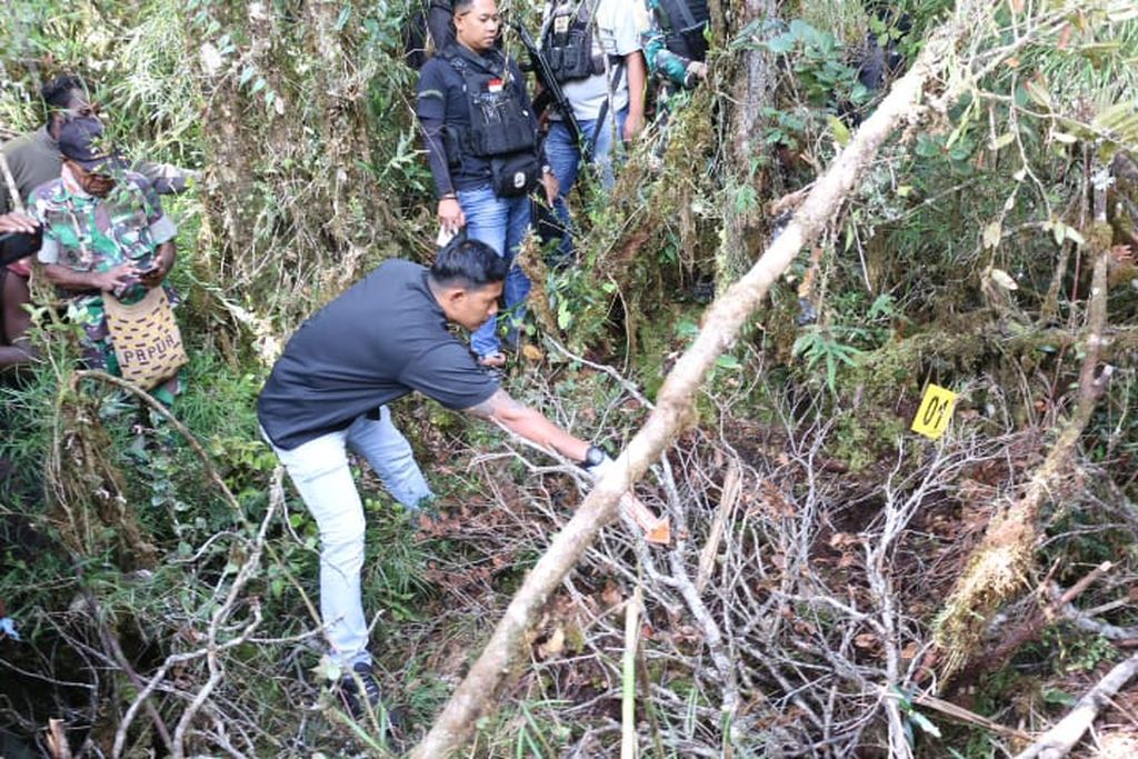 Penyidik Polres Jayawijaya melakukan olah tempat kejadian perkara pembunuhan Michelle Kurisi Doga, perempuan aktivis di daerah Kolawa, Kabupaten Lanny Jaya, Papua Pegunungan, Kamis (31/8/2023).