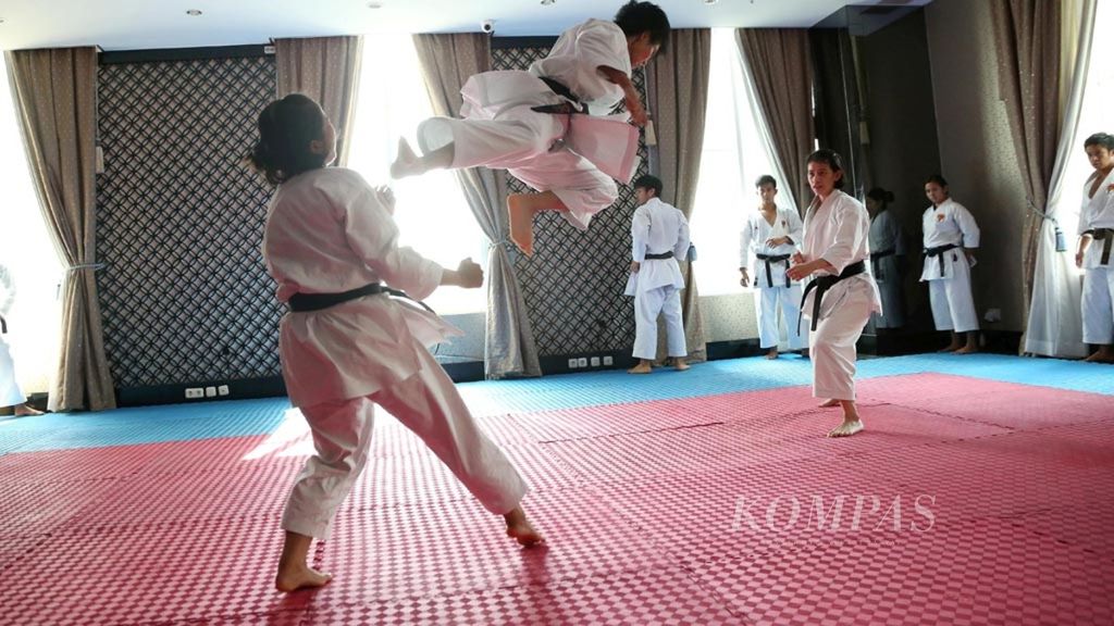 Karateka untuk nomor kata berlatih saat kunjungan Menteri Pemuda dan Olah Raga Imam Nahrawi di pemusatan latihan nasional karate di kawasan Permata Hijau, Jakarta Selatan, Jumat (9/6). Pada kunjungan tersebut, Menpora meminta maaf kepada atlet atas keterlambatan pembayaran honor selama dua bulan. Keterlambatan serupa juga terjadi di sejumlah cabang olahraga. 
