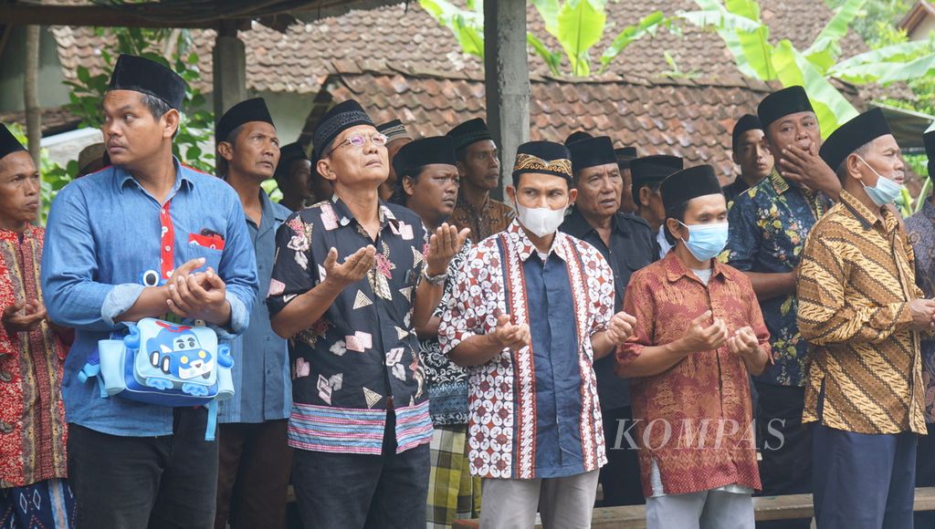 Para pelayat mendoakan Ida Rusmanto, korban miras oplosan, di rumah duka, Kecamatan Imogiri, Kabupaten Bantul, Daerah Istimewa Yogyakarta, Senin (17/10/2022). 