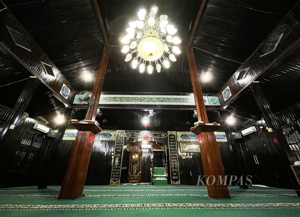 Bagian dalam Masjid Tua Al-Wahhab, Bontang, Kalimantan Timur, Kamis (8/6/2023). Bangunan masjid terbuat dari kayu ulin. Masjid tersebut diyakini telah ada sejak tahun 1789.