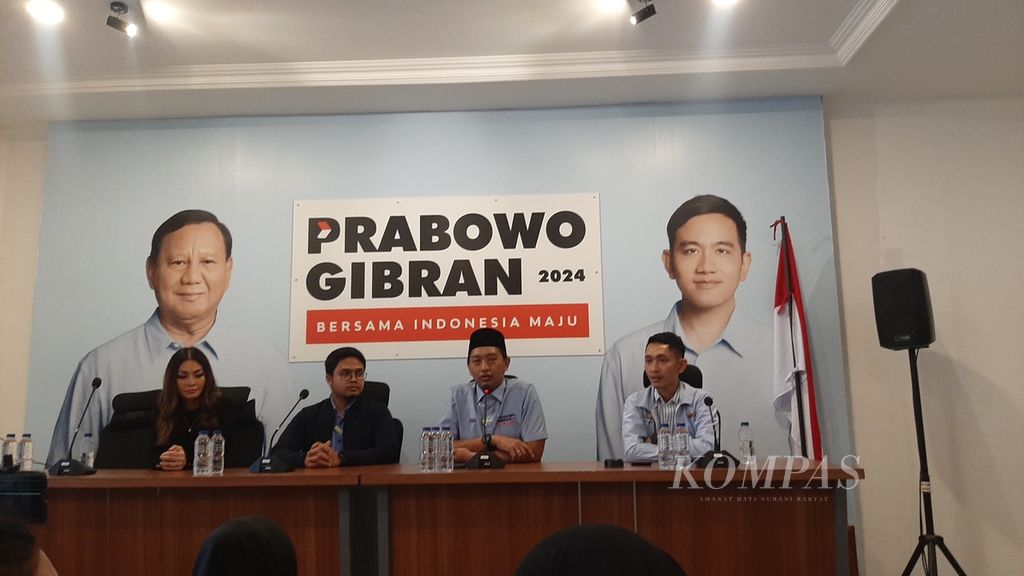 Komandan Tim Kampanye Nasional (TKN) Fanta Prabowo-Gibran, M Arief Rosyid Hasan, saat konferensi pers mengenai Peluncuran Program Magang Virtual Pemilih Muda Berbasis Project bersama TKN Fanta di Jakarta, Senin (15/1/2024).