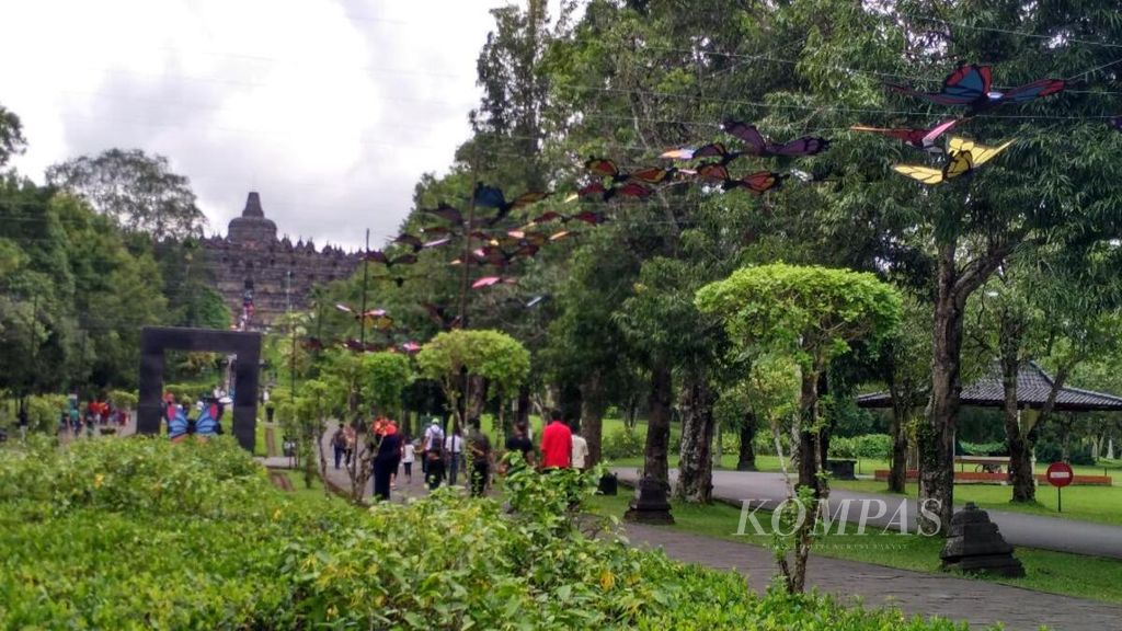 Kompleks Taman Wisata Candi Borobudur di Kabupaten Magelang, Jawa Tengah, dihiasi beragam ornamen kupu-kupu, untuk menarik minat pengunjung. 
