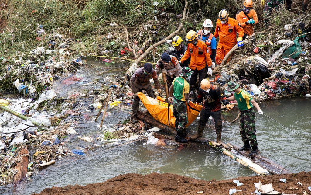 The SAR team had to cross the river to evacuate the bodies of victims of landslides caused by an earthquake with a magnitude of 5.6 on the Cugenang road which is the main route connecting Bogor Regency and Cianjur Regency in Cugenang District, Cianjur Regency, West Java, Friday (25/11/2022) .