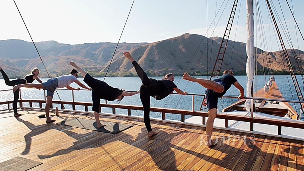 Sesi yoga di atas kapal pesiar Prana by Atzaro yang berlayar ke perairan Labuan Bajo, NTT, beberapa waktu lalu.