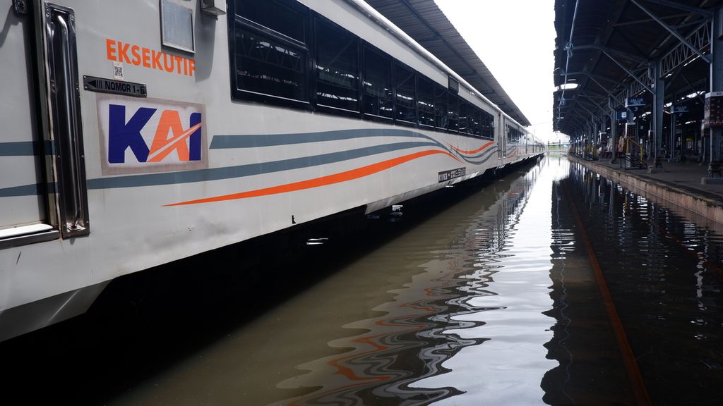 Rangkaian kereta api berada di atas rel yang tergenang di Stasiun Semarang Tawang, Kota Semarang, Jawa Tengah, Rabu (24/2/2021). 
