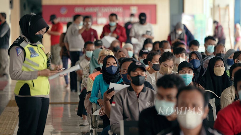 Warga antre mendaftar vaksinasi penguat di Terminal Pulo Gebang, Cakung, Jakarta Timur, Minggu (3/4/2022). Sebanyak 500 vaksin penguat ditargetkan dalam sehari dalam program Vaksinasi Merdeka yang berlangsung di terminal tersebut.