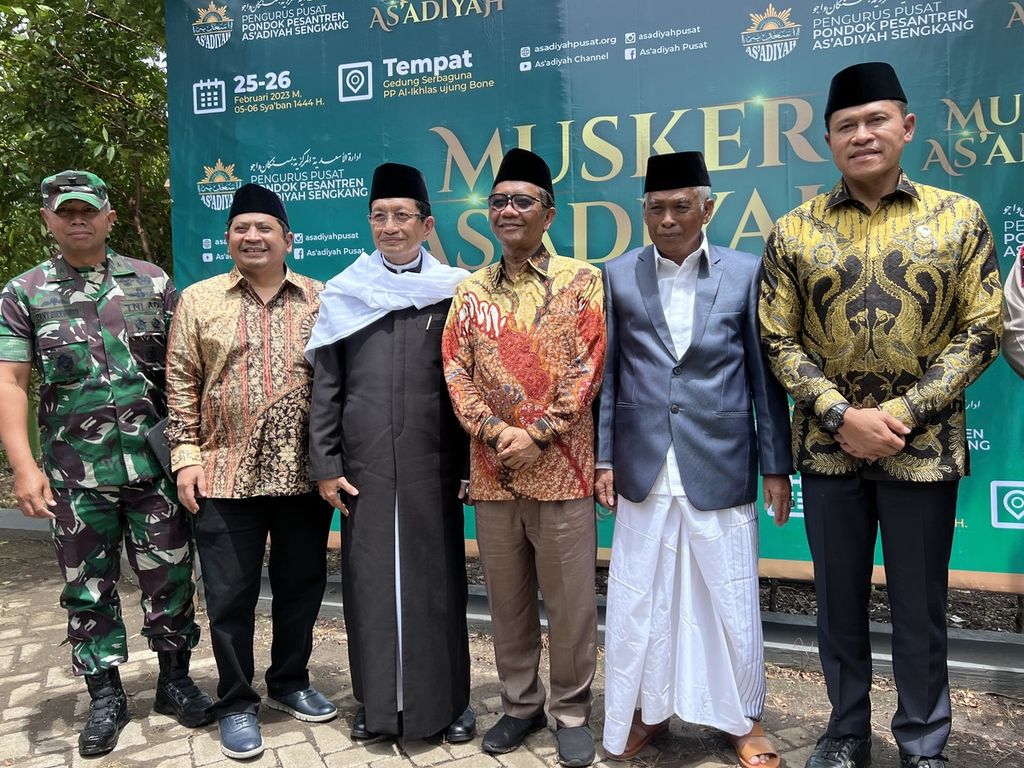 Menko Polhukam Mahfud MD berfoto bersama pejabat dan pengurus Pondok Pesantren Asadiyah Sengkang seusai membuka musyawarah kerja pesantren ini yang digelar di Pondok Pesantren Al Ikhlas, Bone, Sulawesi Selatan, Sabtu (25/2/2023).