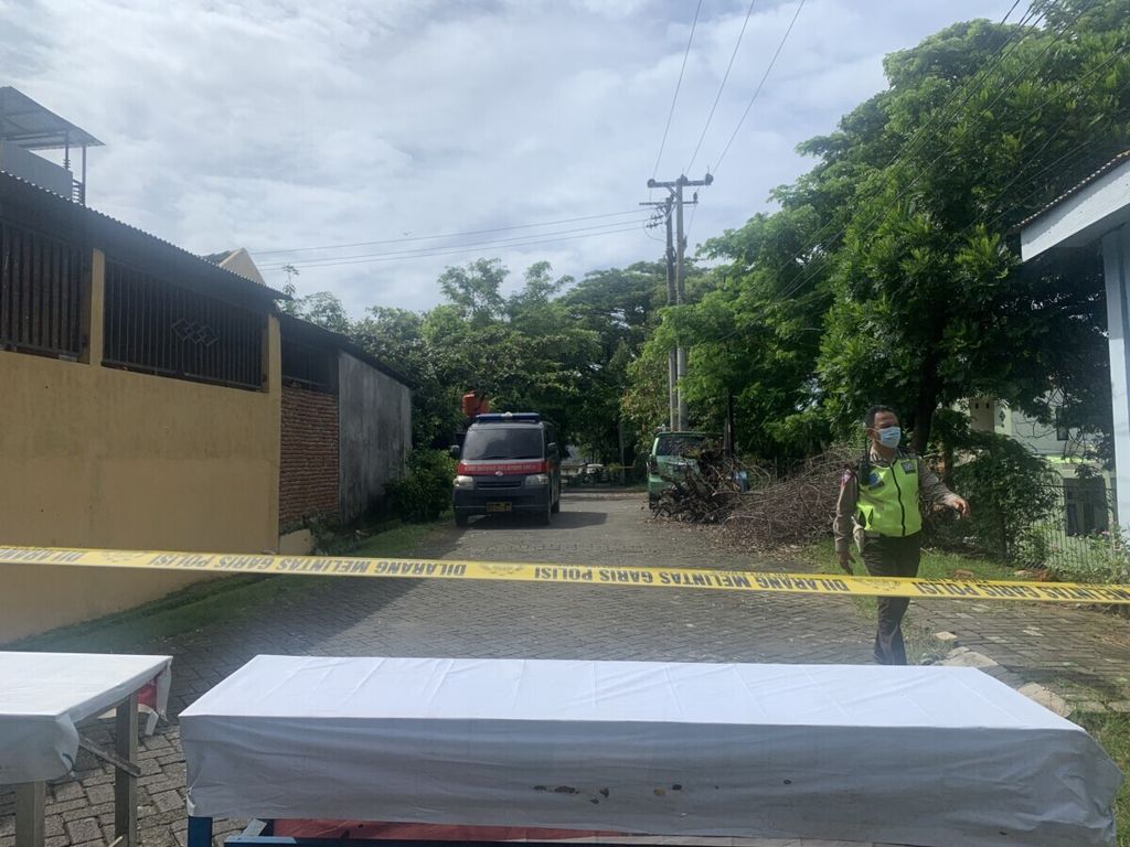 Location of the raid on the JAD (Jamaah Ansharut Daulah) group's house in Villa Mutiara, Makassar, Wednesday (6/1/2021). The police put up a police line at the entrance to this house