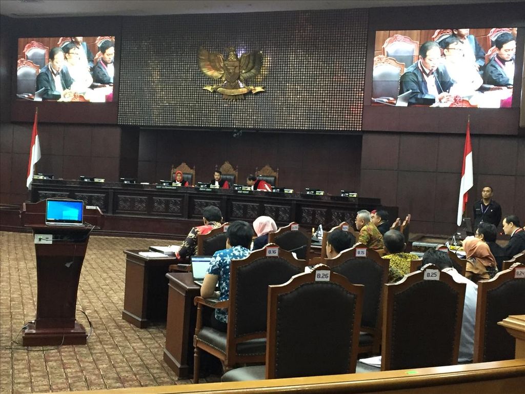Majelis hakim konstitusi saat bersidang, Rabu (17/7/2019).