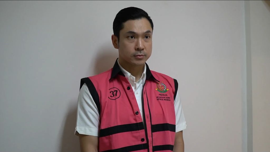 Harvey Moeis, wearing a detainee's outfit from the Jampidsus Prosecutor's Office, has been named a suspect by the Attorney General's Office in the case of tin management in the IUP area of PT Timah Tbk from 2015 to 2022.