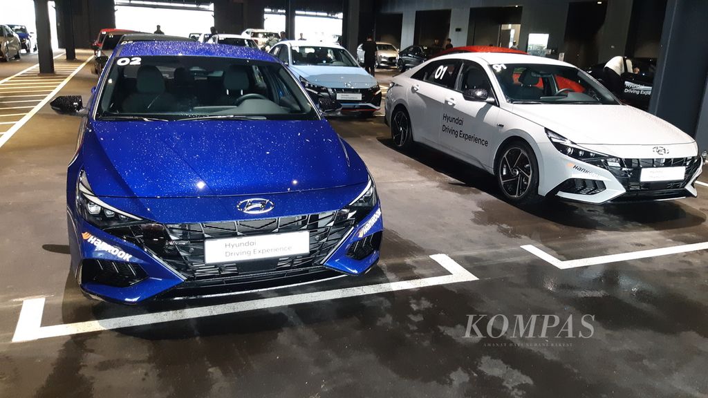 Puluhan Hyundai Avante N terparkir di garasi HMG Driving Experience Center, Taean, Provinsi Chungcheong Selatan, Korea Selatan, Jumat (14/7/2023). Mobil ini yang akan digunakan peserta untuk uji coba di sirkuit.