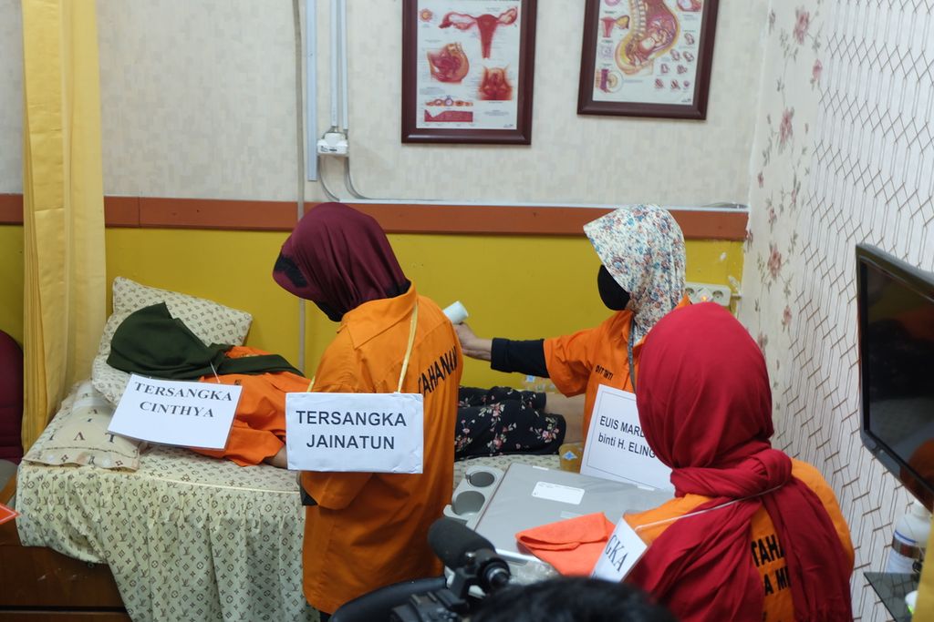 Kepolisian Daerah Metro Jaya menggelar rekonstruksi kasus pengguguran kandungan yang tidak sesuai ketentuan pada Agustus 2020, di rumah tempat praktik dokter SWS, di Jalan Raden Saleh I, Jakarta Pusat.
