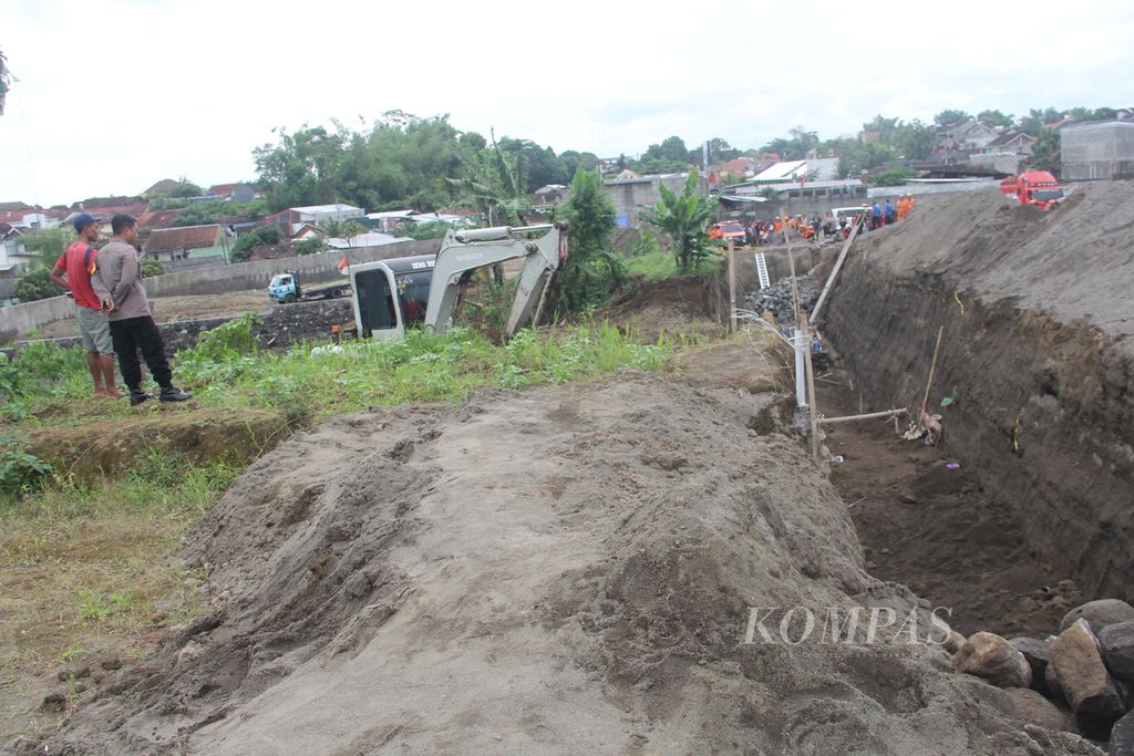 Kondisi lokasi longsor di proyek perumahan di Desa Wedomartani, Kecamatan Ngemplak, Kabupaten Sleman, Daerah Istimewa Yogyakarta, Selasa (3/1/2023) pagi. Longsor yang terjadi pada Senin (2/1/2023) sore itu mengakibatkan empat pekerja tertimbun.