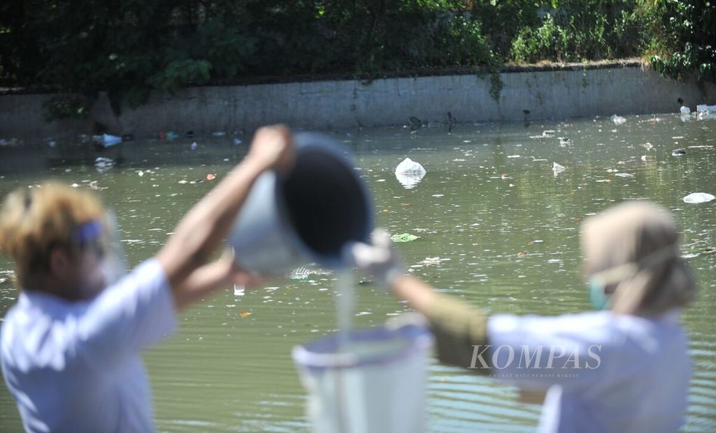 Sampah terlihat saat peneliti dari Ecoton mengambil sampel air Sungai Kalimas di Taman Petekan Riverside, Surabaya, Jawa Timur, awal Juli 2020. Pengambilan sampel air untuk meneliti kandungan mikroplastik dan uji kualitas air dari Sungai Kalimas. 