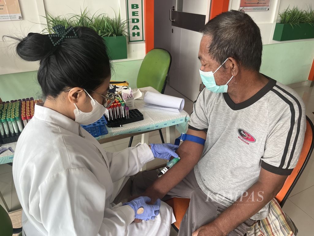 Pemeriksaan kesehatan dan pengambilan sampel genetik terhadap orang Bajo dari Desa Wuring, Kecamatan Alok Barat, Kabupaten Sikka, Nusa Tenggara Timur pada Senin (17/7/2023). 
