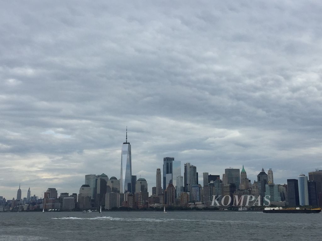 Pemandangan kota New York, Amerika Serikat, dilihat dari feri yang menyeberang ke Pulau Liberty, Amerika Serikat, Minggu (25/9/2022).