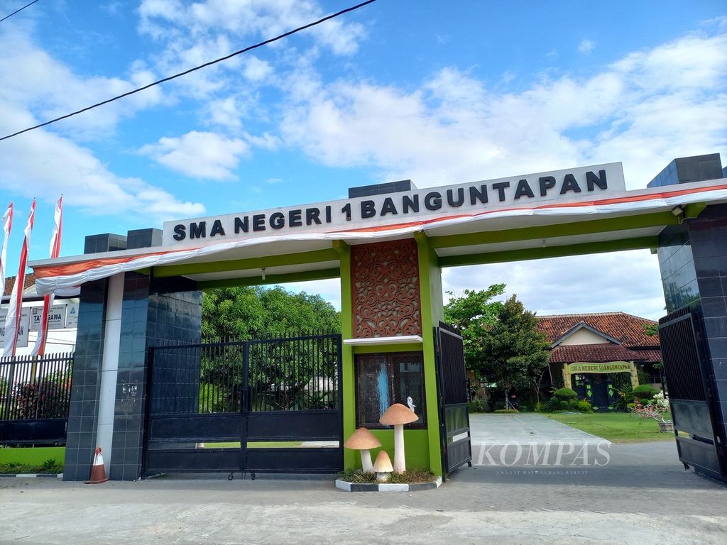 Suasana gerbang depan SMA Negeri 1 Banguntapan, Kabupaten Bantul, Daerah Istimewa Yogyakarta, Senin (8/8/2022). Selama beberapa hari terakhir, sekolah tersebut menjadi bahan perbincangan karena adanya dugaan pemaksaan pemakaian jilbab yang dilakukan guru kepada seorang siswi.
