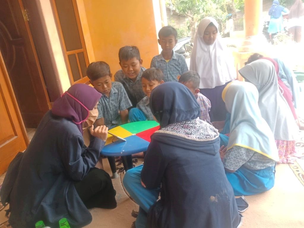 Alya Rekha Anjani, mahasiswi Universitas Islam “45” Bekasi, peserta Kampus Mengajar Angkatan 1 Tahun 2021, sedang bermain dengan siswa SDN Kertamukti 01 Bekasi. 