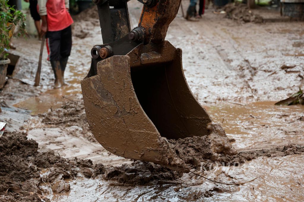 Alat berat digunakan untuk mempercepat pengerukan lumpur dari banjir bandang yang terjadi di Perumahan Wahyu Utomo, Kecamatan Ngaliyan, Kota Semarang, Jawa Tengah, Senin (7/11/2022). 