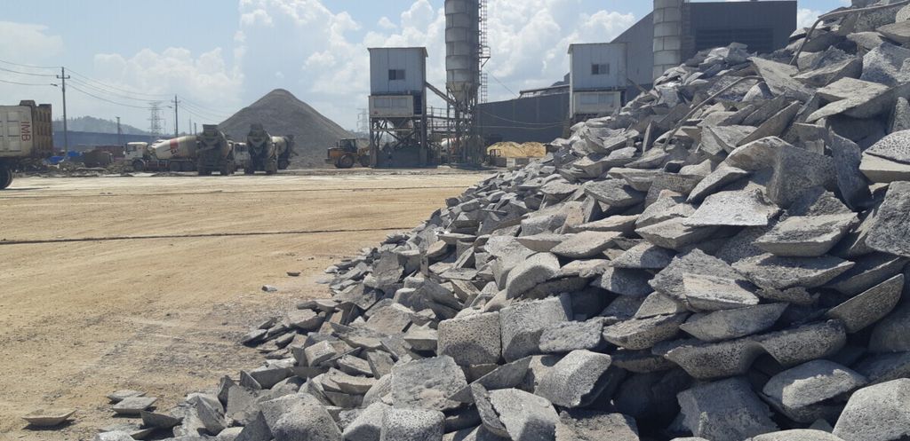 Tumpukan nikel yang diolah oleh pabrik pengolahan dan pemurnian atau smelter berbasis nikel milik PT Virtue Dragon Nickel Industry di Konawe, Sulawesi Tenggara, Senin (25/2/2019)