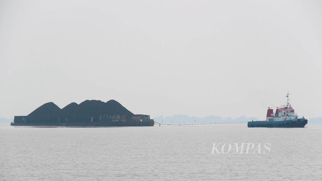 A coal barge passes through the waters of Muara Sungai Barito in South Kalimantan on Thursday (10/9/2015). Coal remains South Kalimantan’s main export commodity.