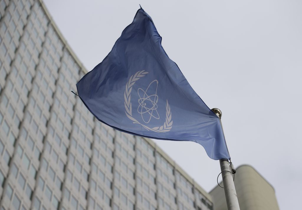 Bendera Badan Tenaga Atom Internasional (IAEA) berkibar di depan markas besar mereka saat Dewan Gubernur IAEA bertemu di Vienna, Austria, 6 Februari 2023.  