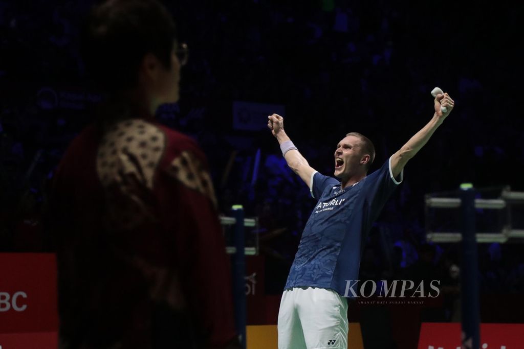 Danish men's singles badminton player, Viktor Axelsen, celebrated after defeating Anthony Sinisuka Ginting.