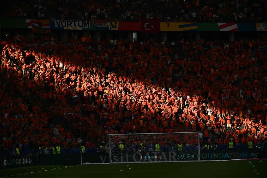 Pendukung Belanda bersorak sebelum dimulainya pertandingan sepak bola perempat final UEFA Euro 2024 antara Belanda dan Turki di Olympiastadion di Berlin pada Minggu (7/7/2024).