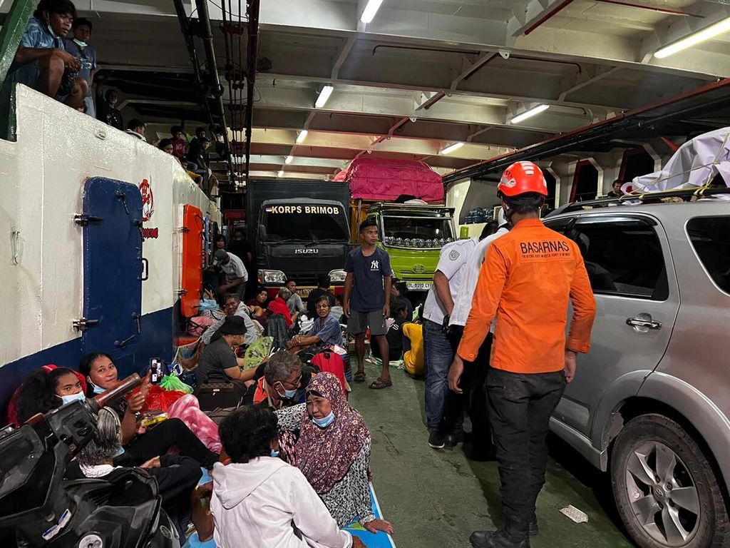 Sebanyak 1.945 warga dievakuasi keluar dari Pulau Tagulandang, Kabupaten Sitaro, Sulawesi Utara, hingga Rabu (1/5/2024) malam. 