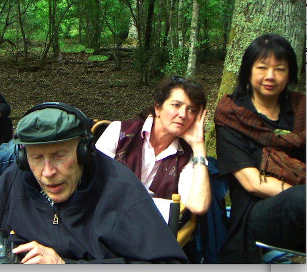 Penyunting film Mary Stephens (kanan) duduk bersama produser Françoise Etchegaray (tengah) dan sutradara Eric Rohmer di lokasi <i>shooting</i> film<i> Les Amours d'Astrée et de Céladon</i> (<i>The Romance of Astrea and Celadon</i>, 2007) pada tahun 2006.