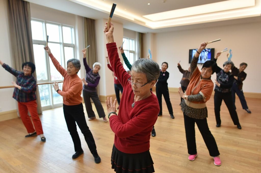 Sekelompok lansia di Beijing, China, mengikuti kelas menari khusus lansia pada tanggal 5 Desember 2018. 