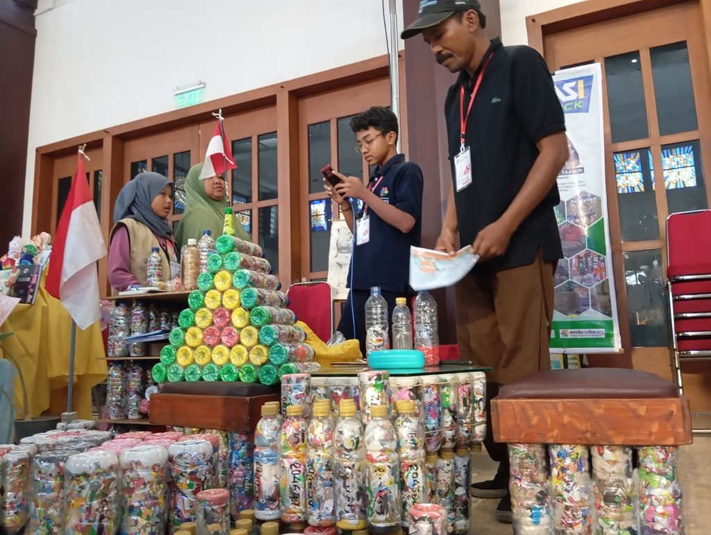 An <i>ecobrick</i> stand made of plastic created by students at SMP Negeri 12 Surabaya on display at Maker Faire Surabaya at Balai Pemuda, Surabaya, East Java, Saturday (20/4/2024).