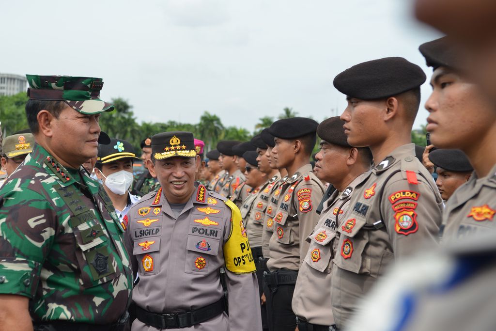 Panglima TNI Laksamana Yudo Margono (kiri) dan Kapolri Jenderal (Pol) Listyo Sigit Prabowo (kedua dari kiri) melihat persiapan anggotanya untuk Operasi Lilin di kawasan Monas, Jakarta Pusat, Kamis (22/12/2022). 