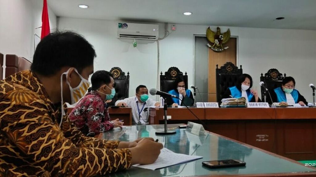 Majelis Hakim Pengadilan Tata Usaha Negara Jakarta yang diketuai Nelvy Christin tengah membacakan putusan atas gugatan kasus pemutusan dan pembatasan internet di Papua dan Papua Barat pada Agustus dan September 2019, Rabu (3/6/2020). Gugatan diajukan Tim Pembela Kebebasan Pers.