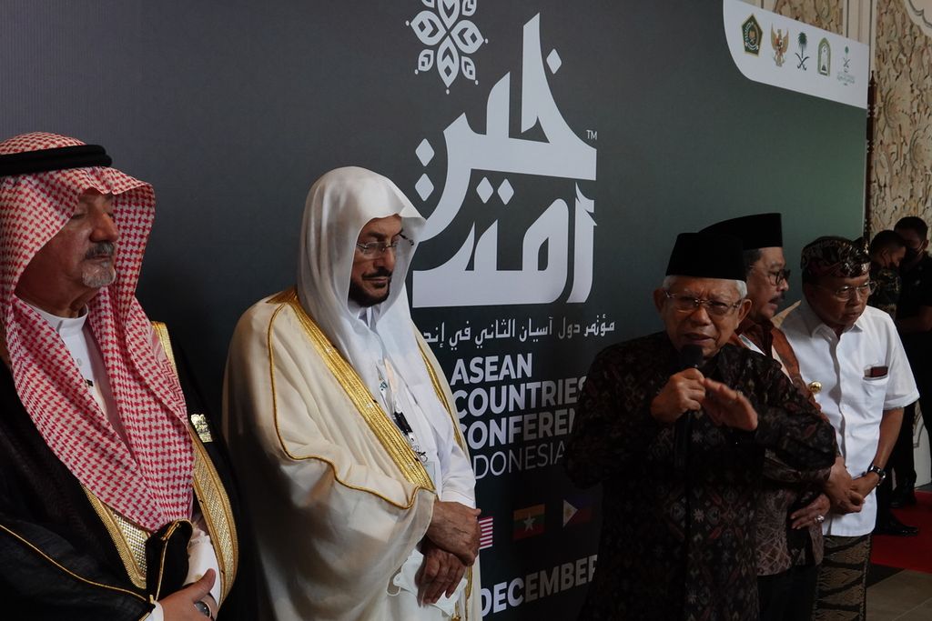 Wakil Presiden Ma'ruf Amin memberikan keterangan pers usai membuka Konferensi Islam Tingkat ASEAN Ke-2 di Hotel Hilton, Badung, Nusa Dua, Bali, Kamis (22/12/2022).
