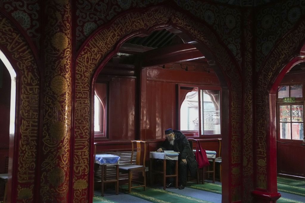 Warga Muslim di China membaca Al Quran pada hari pertama Ramadhan di Masjid Niujie di Beijing, China, 12 Maret 2024.  