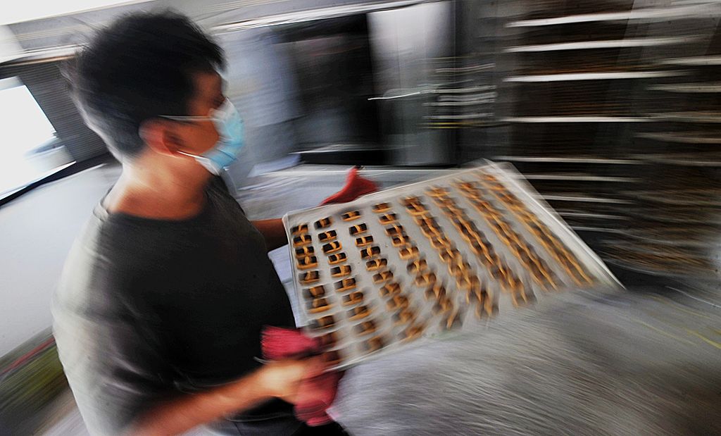 Mochammad Rofiq mengeluarkan kue dari dalam oven di Rumah Nastar Surabaya di Kampung Ketandan, Kecamatan Genteng, Surabaya, Jawa Timur, Rabu (24/6/2020). Untuk bertahan di tengah banyaknya UMKM yang berhenti beroperasi akibat pandemi, Ia mengaku lebih kreatif untuk mempromosikan produk kuenya.