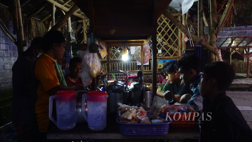 Suasana yang tercipta di sebuah hik di Desa Ngerangan, Kecamatan Bayat, Kabupaten Klaten, Jawa Tengah, Senin (21/3/2022). Desa itu menjadi tempat asal-usul hik. Dalam perjalanannya, hik bukan sekadar tempat jajan. Tempat itu sekaligus menjadi ruang interaksi sosial bagi warga untuk mencurahkan keresahannya tentang berbagai hal.