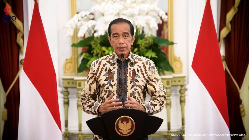 Presiden Joko Widodo saat menyampaikan keterangan pers terkait dengan kebijakan pelaku perjalanan luar negeri dan panduan protokol kesehatan Ramadhan dan Idul Fitri 1443 Hijriah di Istana Merdeka, Jakarta, (23/3/2022).