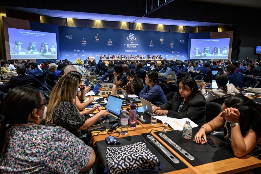 Delegasi negara anggota menghadiri sesi penutup Konferensi Tingkat Menteri WTO di Kantor Pusat WTO di Geneva, Swiss, 17 Juni 2022. (Photo by Fabrice COFFRINI / POOL / AFP)