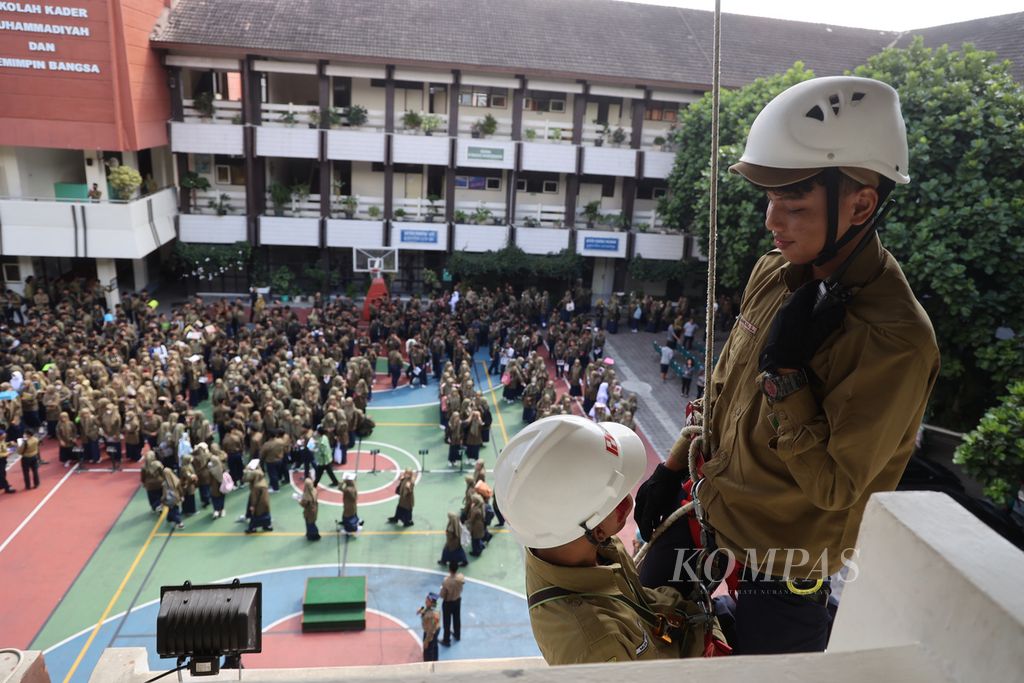 Murid mengikuti simulasi kedaruratan gempa bumi di SMA Muhammadiyah 1 Yogyakarta, Yogyakarta, Jumat (21/7/2023). Kegiatan ini diikuti 1.140 siswa beserta guru sebagai upaya pengurangan risiko jatuhnya korban akibat bencana gempa bumi.